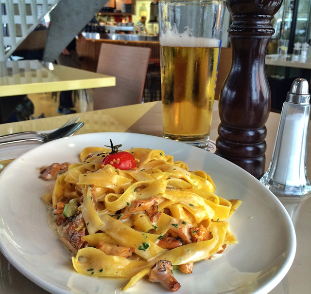 Tagliatelle artesanal - melhor do que muito italiano! - servido com cogumelos locais e béchamel do Glockenbach