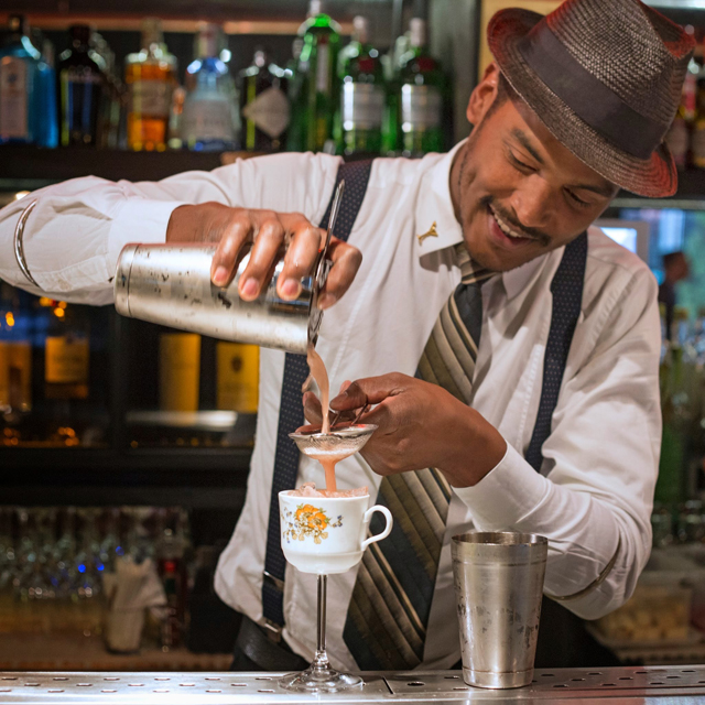 Zulu, bartender do La Maison Est Tombeé e vencedor da etapa nacional do concurso de coquetelaria Diageo World Class, cria driques especiais com chás e infusões