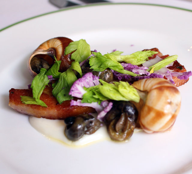 Dorset Snails com creme de couve flor  e bacon artesanal no Hix, restaurante do Brown's Hotel