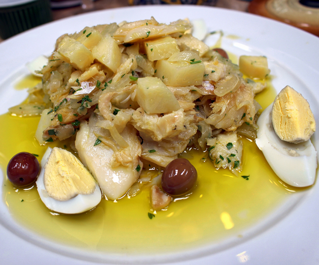 Bacalhau a Gomes de Sá: em lascas, batata cozida, cebola, azeite e ovo; R$39 