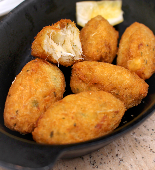 Excelente bolinho de bacalhau: quase nada de massa, muito peixe e fritura sequíssima.