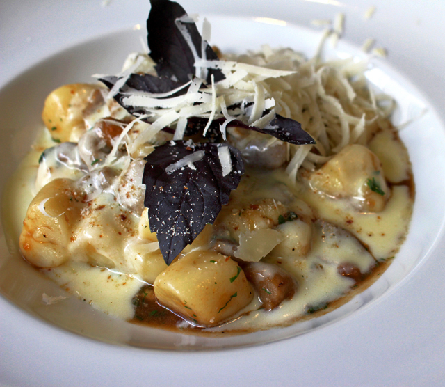 Um dos melhores gnocchi da cidade, feito com batata Asterix assada funghi porcini fresco e queijo meia cura de ovelha (R$ 56) 