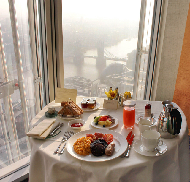 Full English breakfast no quarto, com a Tower Bridge como companhia. Dá pra dizer que é mesmo só no Shangri-La London...