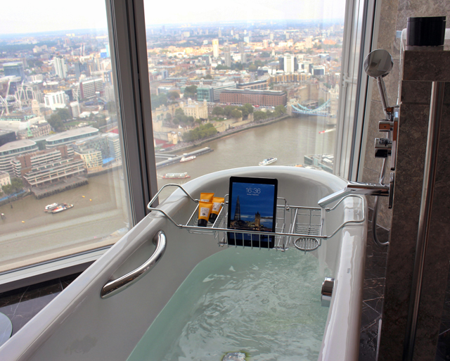 E o quiser, a não ser UAU, dessa banheira com vista para Londres? Ah, sim, o IPAD da foto é do quarto e tem acesso liberado a internet.