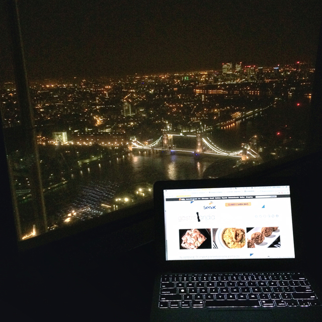 Trabalhando da cama do meu quarto no Shangri-la com Londres iluminada ao fundo...