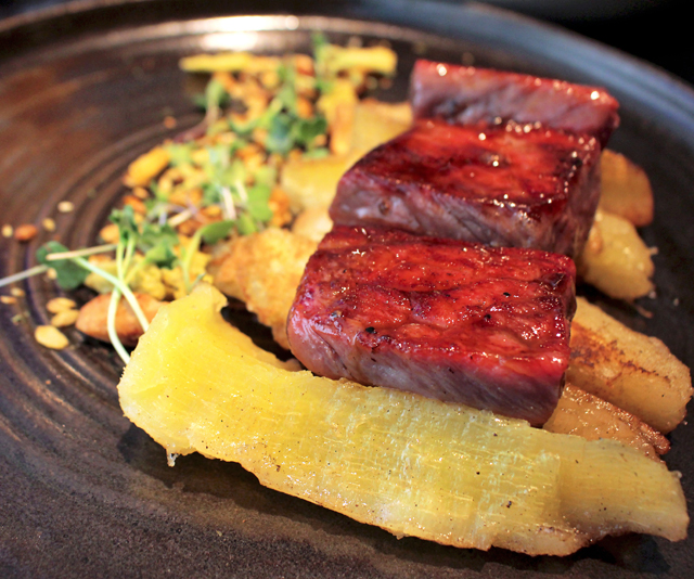 Coxão duro de Kobe, maturado na casa, com mandioca e granola salgada: prato do novo menu do Vito