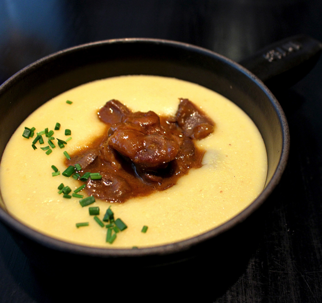 Entrada nova: polenta (perfeita) cremosa com coração e moela de frango