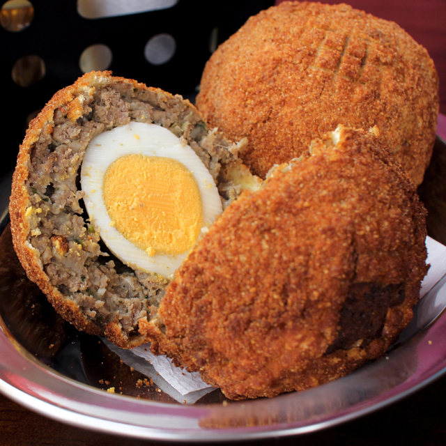 Bolovo: ovo envolto em carne bovina moída e temperada, empanado e frito. 