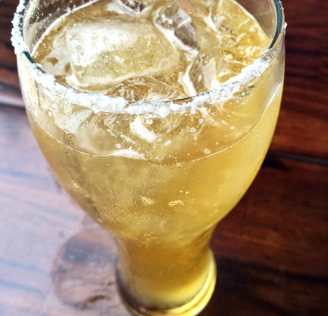 Michelada: chope pilsen, gelo, sal, Tabasco e limão 