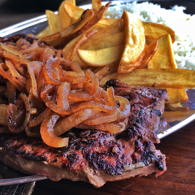 P.F.: Bife de fígado acebolado, arroz, fejião, fritas e salada por R$ 23,50