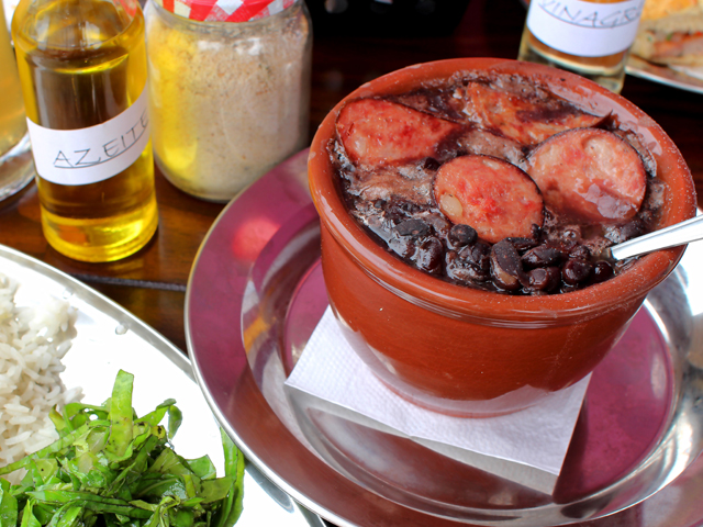 Aos sábados, a feijoada completa sai por R$ 38/pessoa