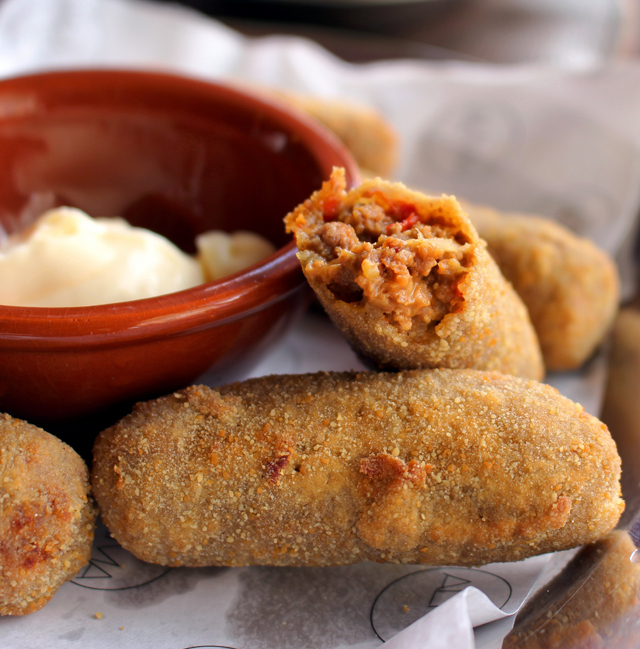 Bons croquetes cremosos de carne e pimenta dedo de moça do Alma Esquina