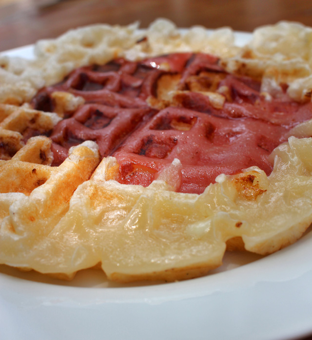 O waffle do Bergamota Café é feito com massa de pão de queijo e prensado. Nesta versão, leva mortadela