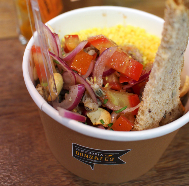 Ceviche de frutos do mar - com camarões e vôngoles - com marinada de açaí, suco de limão, cebola roxa, tomate, pimenta dedo de moça, coentro, castanha de caju e farinha d'água do Comedoria Gonzales