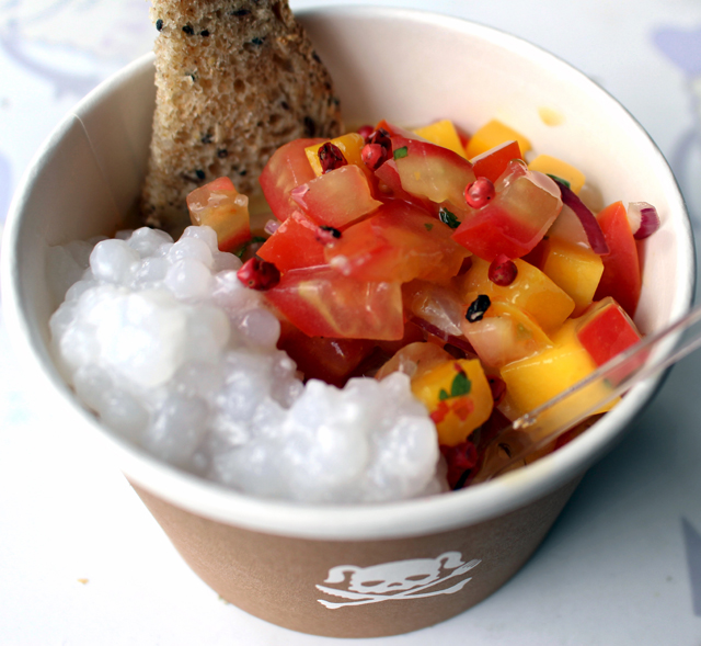 Ceviche de peixe do dia com marinada de manga, suco de limão, cebola roxa, tomate, pimenta dedo de moça, coentro, hotelã, aroeira e sagu de coco