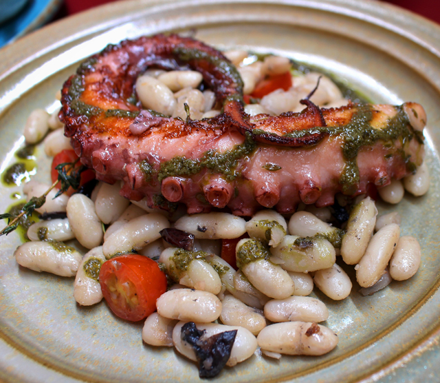 O carro-chefe da casa: polvo ao pesto com salada de feijão branco, tomates e azeitonas portuguesas