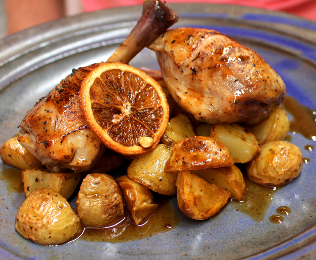 Frango orgânicos ao molho de limão sicliano e laranja, acompanhado por batatinhas ao forno