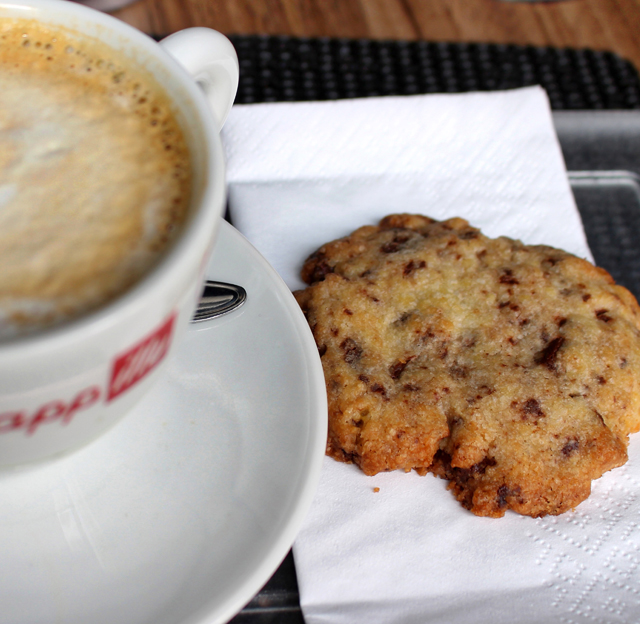 Cappuccino Illy e cookie com gotas de chocolate: sobremesa