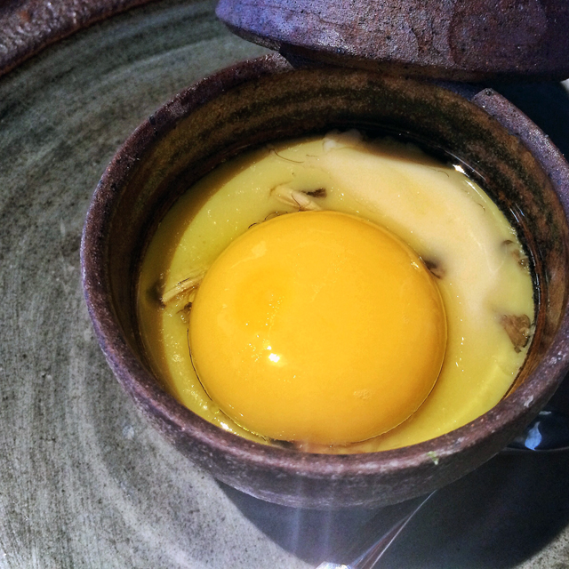 Chawanmushi, flan gelatinoso de ovos com cogumelos e azeite trufado -  o que eu dispensaria - coroado por uma bela e dourada gema