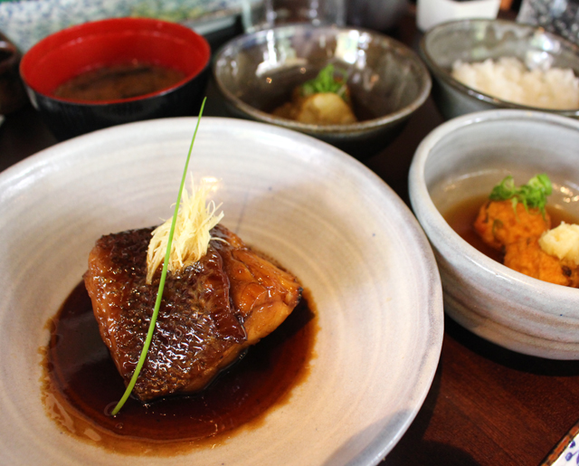 Teishoku de garoupa cozida em molho de shoyu e gengibre, gohan, missoshiru, bolinhos de salmão ao vapor e conserva do dia