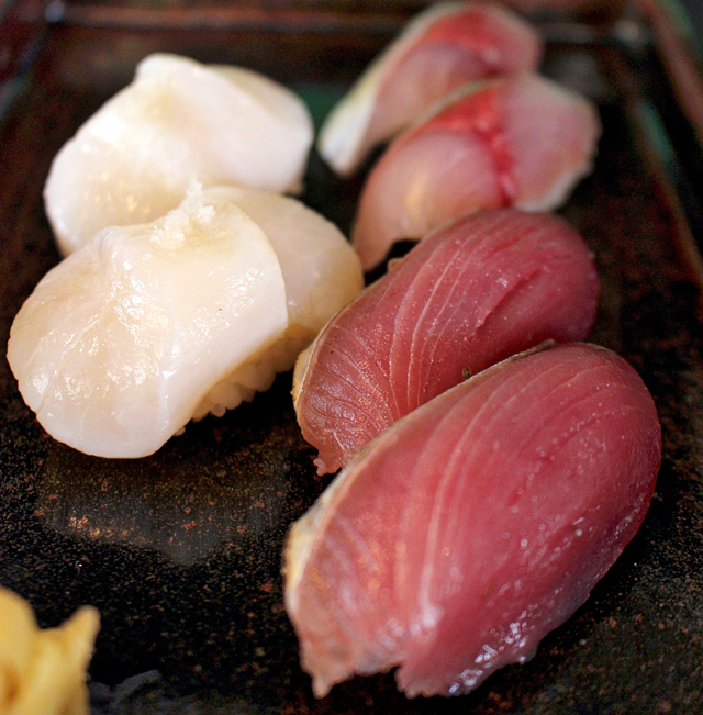 Os sushis, vendidos em dupla, tem corte de peixe e sabor e temperatura do arroz impecáveis. Aqui, vieira, robalo e serra 