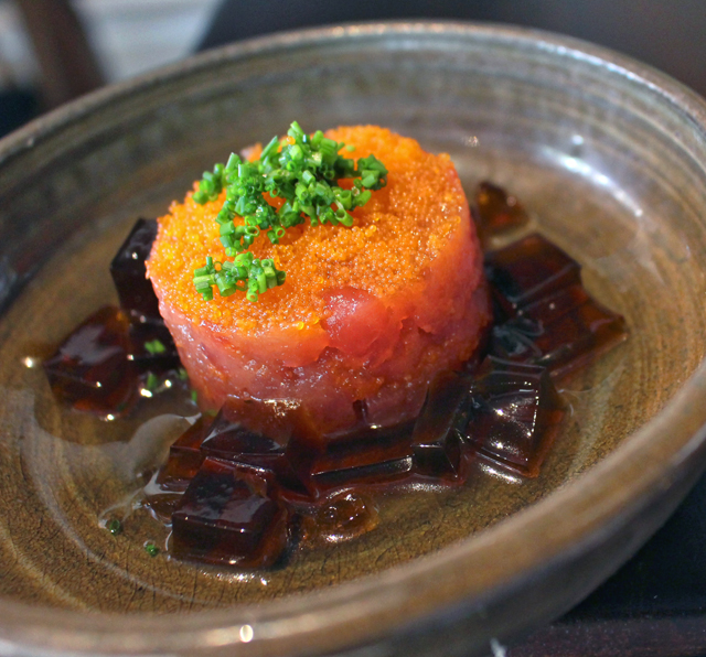 Tartare de atum com ovas de capelin e gelatina de saquê: entrada fria