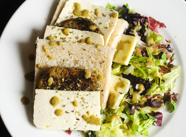 Hambúrguer de lentilhas com folhas, pão e queijo minas – Vai Se Food, por  Ailin Aleixo