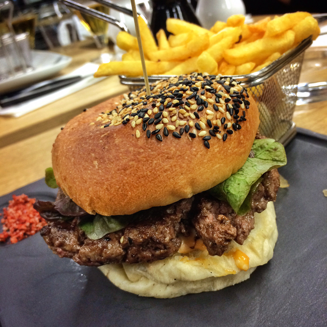 Belo Burger de cordeiro do Steak Point na Lafayette Gourmet