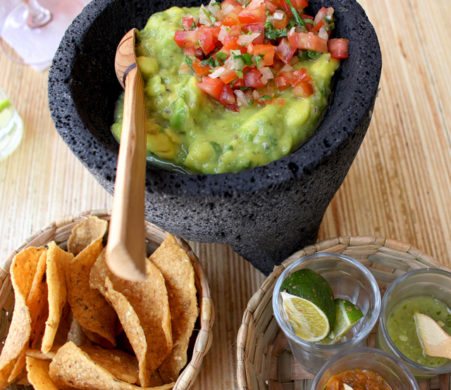 Guacamole La Central: para começar, guacamole bem temperada e totopos feitos na casa