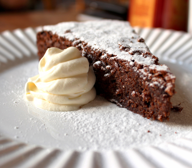 Torta de chocolate com amêndoas e creme (R$ 18) 