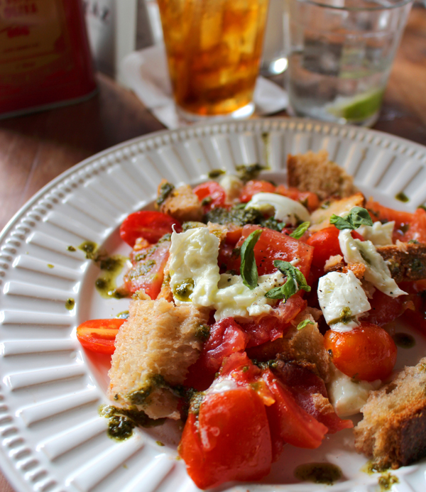 Panzanela Caprese (R$ 28) com dois tipos de tomates, mussarela de búfala, pão e manjericão 