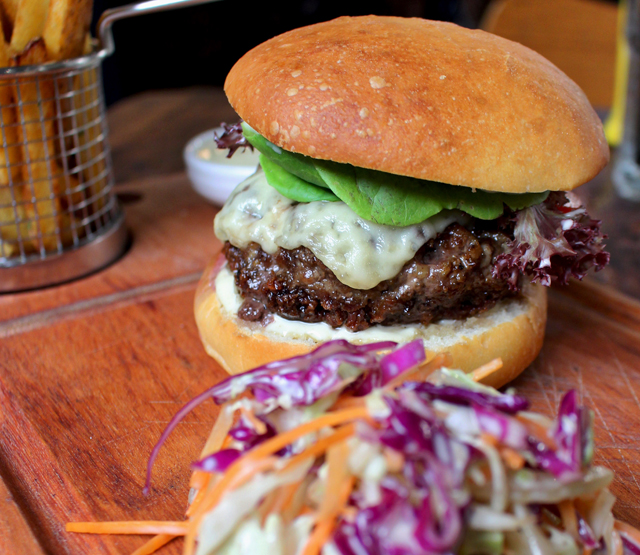 Camden Burger: hambúrguer de Angus, maionese defumada, queijo raclete, tomate, fritas da casa e coleslaw 