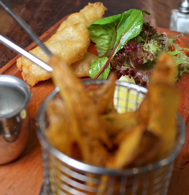 Mini fish and Chips com excelente molho tártaro da casa 