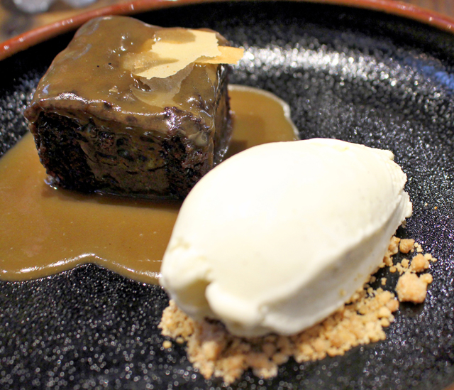 Sticky Toffee - bolo denso de tâmaras e especiarias coberto por calda toffee - escoltado por sorvete de baunilha artesanal 