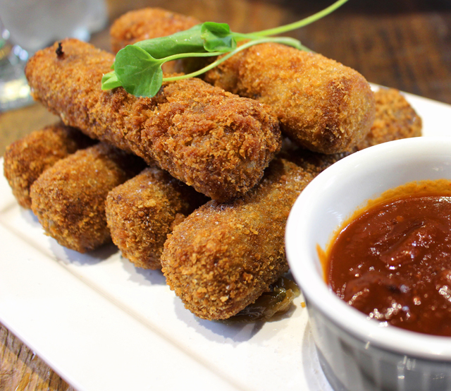 Croquete de rabada cozida em cerveja stout acompanhado por molho barbecue artesanal (R$ 29, 6 unidades grandes) 