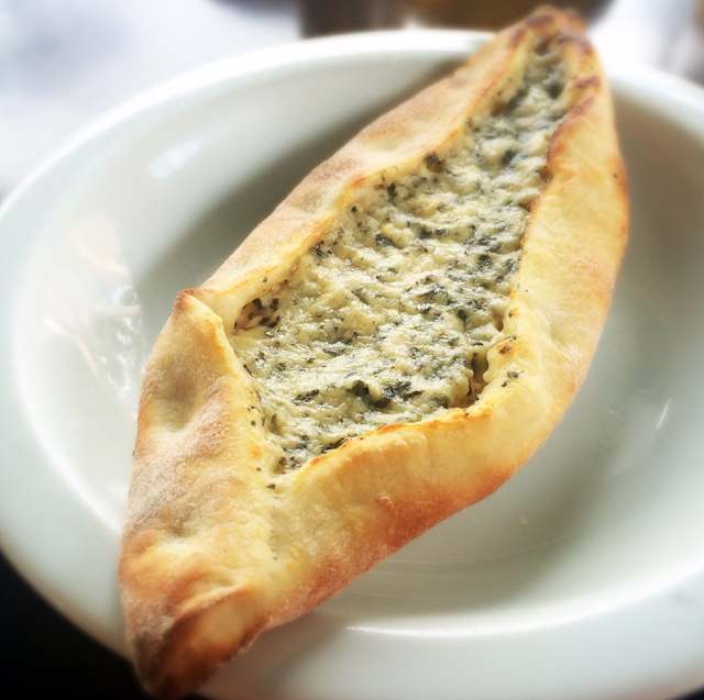 Pide - esfiha turca - de queijo temperado: imperdíveis e só servidas em 3 fornadas diárias