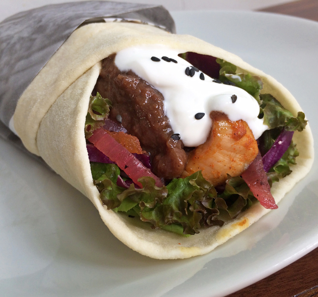 Kebab indiano feito carne bovina, chutney de banana, folhas, salada de cebolas grelhadas ao limão, tomate grelhado e coalhada artesanal (R$ 28)