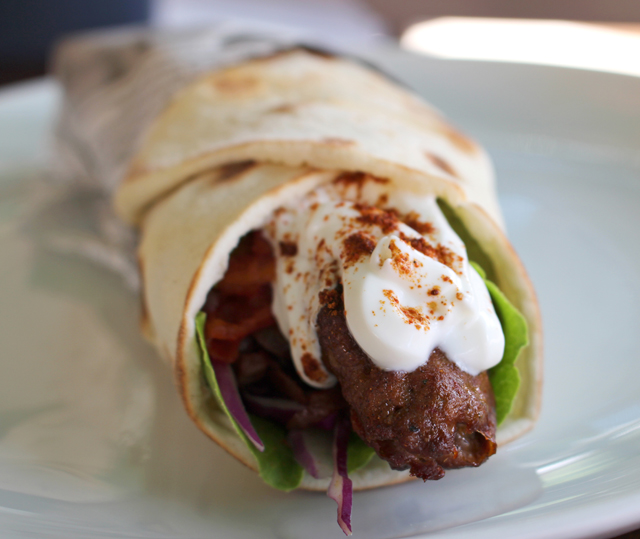 Kebab de picanha de cordeiro com folhas, salada de cebolas assadas ao limão, azeite e sumac e tomate grelhado (R$ 32) 