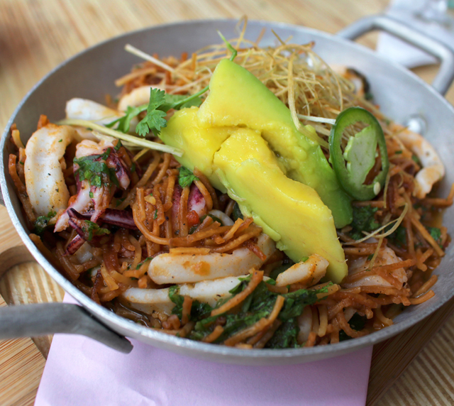 Fideos al mar (massa fina, tomate, lula, crisps de alho poró e abacate; R$ 49)