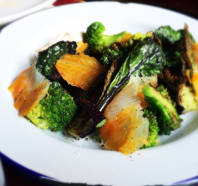 Isso é frescor e sabor aliados: couve e brócolis na grelha, haddock e iogurte artesanal do Clamato