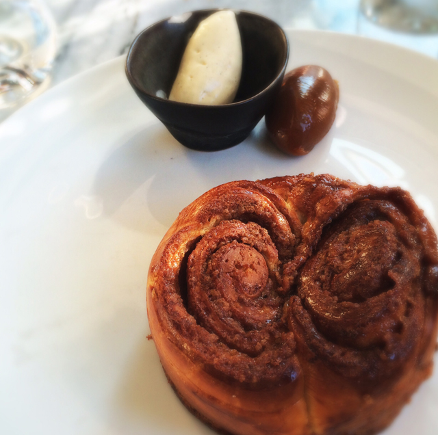 Sobremesa do Coretta: brioche com canela assado na hora, caramelo com flor de sal e sorvete de baunilha artesanal