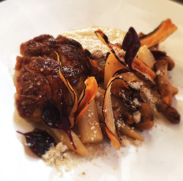 Prato principal do Coretta: timo grelhado com exterior crocante, avelãs, fava tonka, salsifis (tubérculo) e cogumelos pied de mouton 