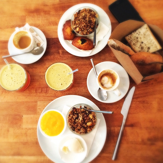 Café da manhã no Café Pinson: granola artesanal, pães de grãos, suco de maçã verde com pepino