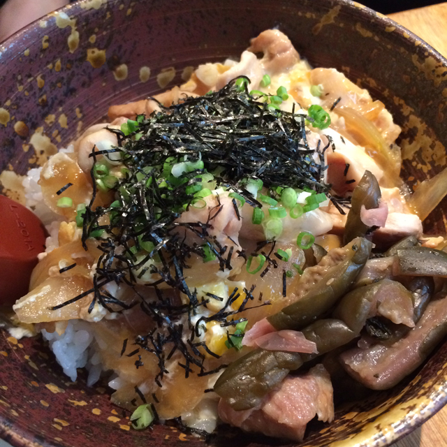 Gyudon do Kunitoraya: gohan com carne bovina, ovo, algas e gergelim