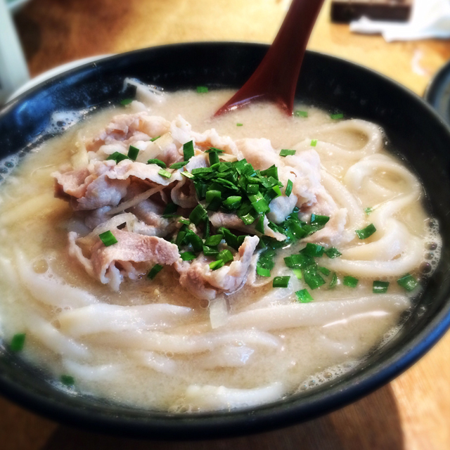  O Kunitora-udon do Kunitoraya  vem com carne de porco cortada em fatias finas, salsifis (tubérculo) e missô