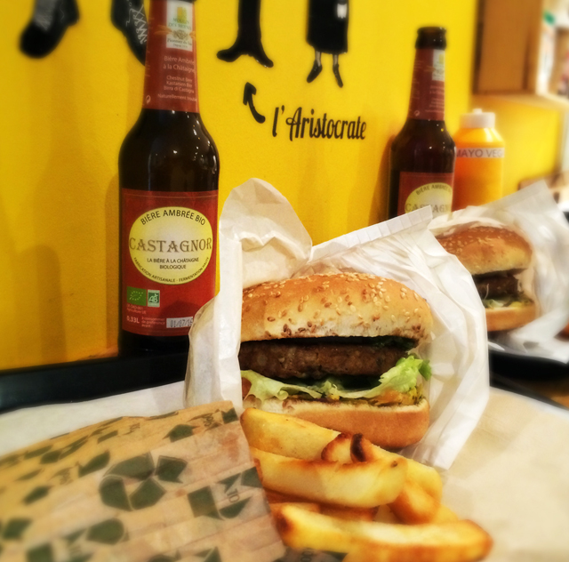 Buger vegano e cerveja orgânica com castanha portuguesa  no Hank Burger