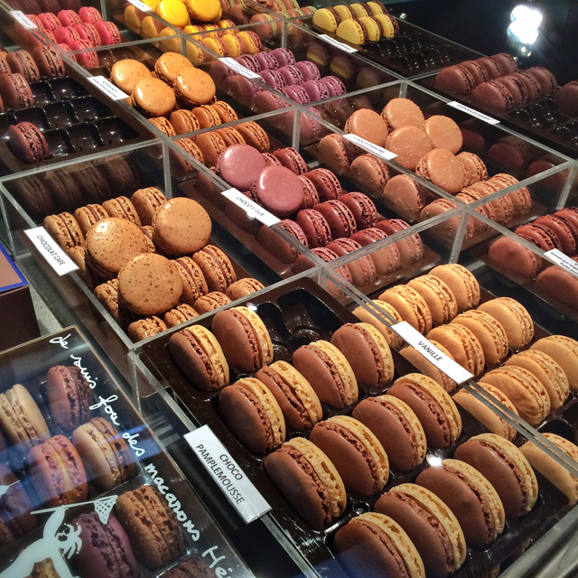 E esses maravilhosos macarons do  Jean-Paul Hévin - um dos melhores de Paris, pra mim - ficavam a poucos passos do meu sofá... tremenda perdição