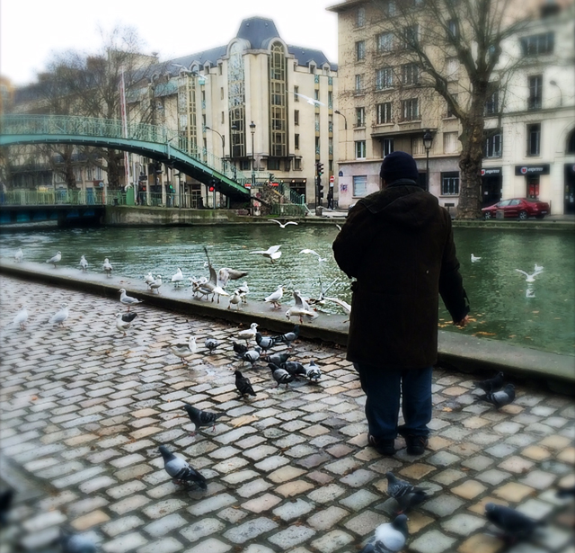 Cena do Canal Saint Martin: dez minutos de caminhada do apartamento