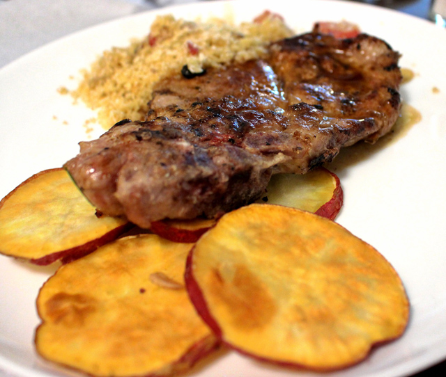 Bisteca de copa com batata doce frita e farofa de linguiça (R$ 34)