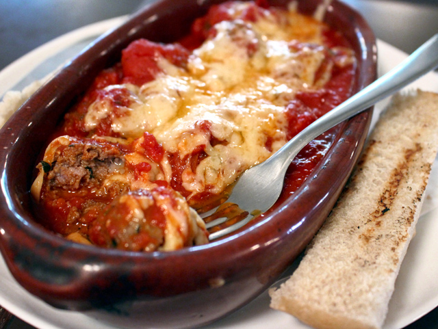 Excelente porção de saborosíssimas polpetas em molho de tomate e parmesão gratinado